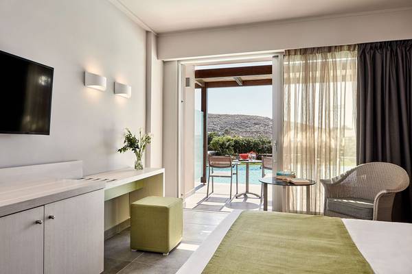 Hotelzimmer des Sentido Unique Blue Resort & Villas mit Blick auf den Pool.