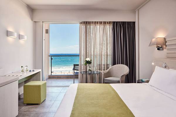 Innenansicht eines Zimmers im Sentido Unique Blue Resort & Villas mit Meerblick.