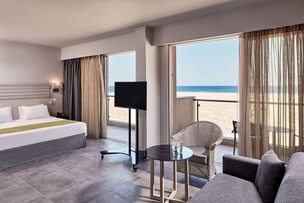 Hotelzimmer des Sentido Unique Blue Resort & Villas mit Blick auf den Strand und das Meer.