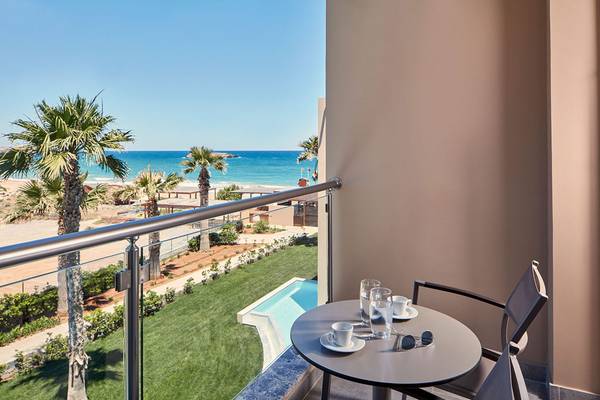 Aussicht von Balkon mit Tisch, Tassen, Sonnenbrille und Meersicht im Sentido Unique Blue Resort & Villas.