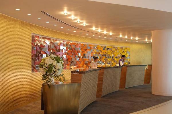 Lobby im W Abu Dhabi - Yas Island Hotel mit Rezeption und bunten Wänden.