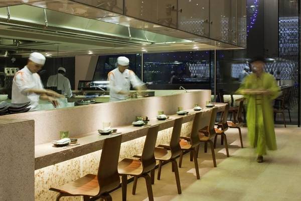 Restaurantbereich im W Abu Dhabi - Yas Island mit Köchen und Sitzbereichen.