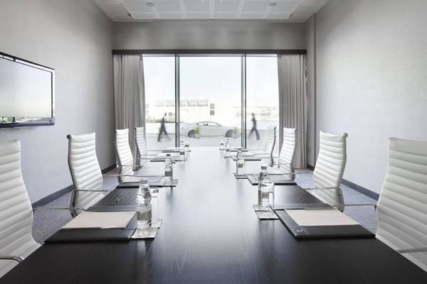 Konferenzraum im W Abu Dhabi - Yas Island mit Blick auf eine Straße und Gebäude.
