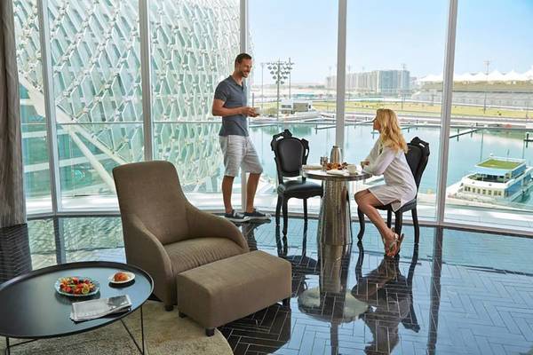 Frühstückstisch im W Abu Dhabi - Yas Island Hotel mit Blick auf den Hafen