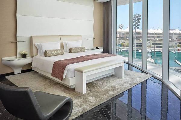 Schlafzimmer im W Abu Dhabi - Yas Island Hotel mit Hafenblick.