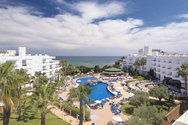Luftaufnahme des Tropic Garden Hotel Apartments mit Swimmingpool und Blick auf den Ozean.