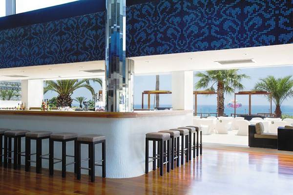 Barbereich im Napa Mermaid Hotel & Suites mit Blick auf den Ozean