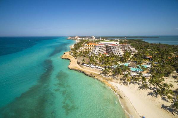 Luftaufnahme des Melia Varadero Hotels am Strand mit blauem Wasser und grünen Palmen