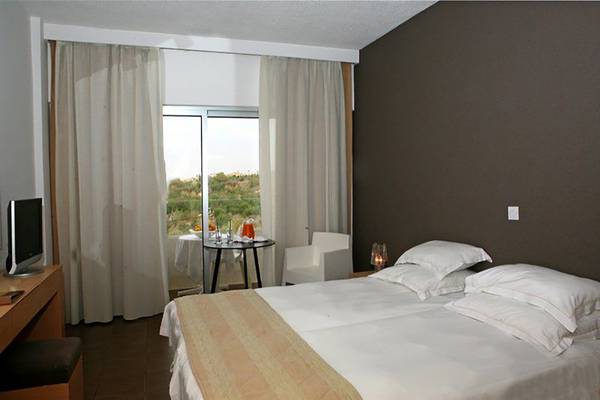 Doppelbettzimmer im Napa Mermaid Hotel & Suites mit Blick aus dem Fenster.