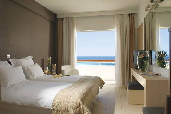 Zimmer im Napa Mermaid Hotel & Suites mit Blick auf das Meer und einen Balkon.