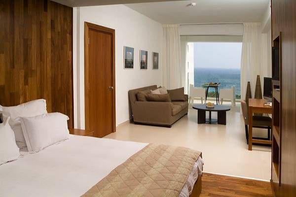 Zimmer im Napa Mermaid Hotel mit Blick auf den Ozean.