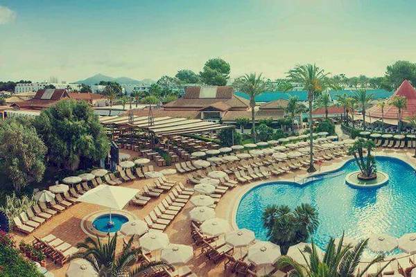 Luftaufnahme des Viva Blue & Spa Hotels mit Swimmingpools, Liegestühlen und Palmen