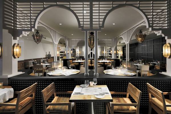 Innenansicht des Restaurants im H10 Timanfaya Palace mit gedeckten Tischen und Stühlen.