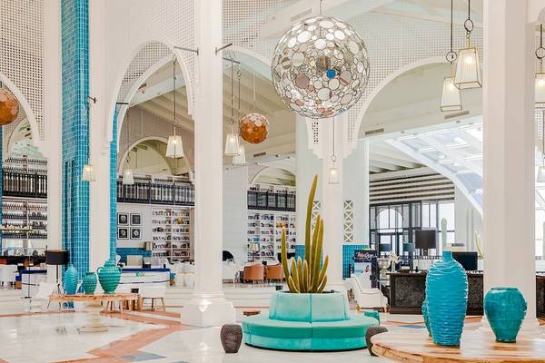 Hotellobby des H10 Timanfaya Palace mit runden Lampen und Pflanzen.