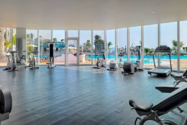 Fitnesscenter im H10 Timanfaya Palace Hotel mit Blick auf den Swimmingpool