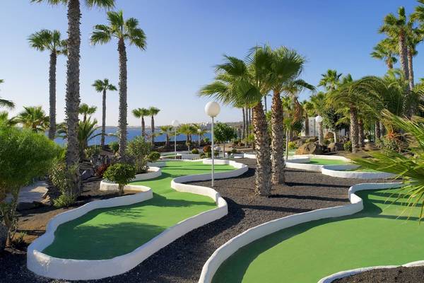 Minigolf-Kurs vor dem Meer-Blick im H10 Timanfaya Palace