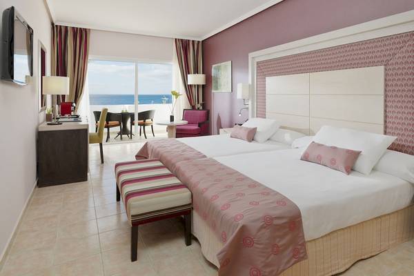 Doppelbettzimmer im H10 Timanfaya Palace Hotel mit Meerblick.
