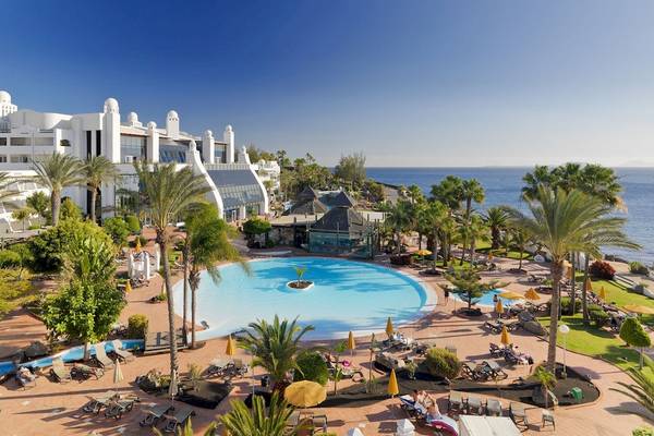 Luftaufnahme des H10 Timanfaya Palace Hotels mit großem Pool und vielen Liegen.