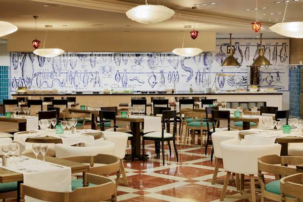 Innenbereich des Restaurants im H10 Timanfaya Palace Hotel mit blau-weißem Wandbild.