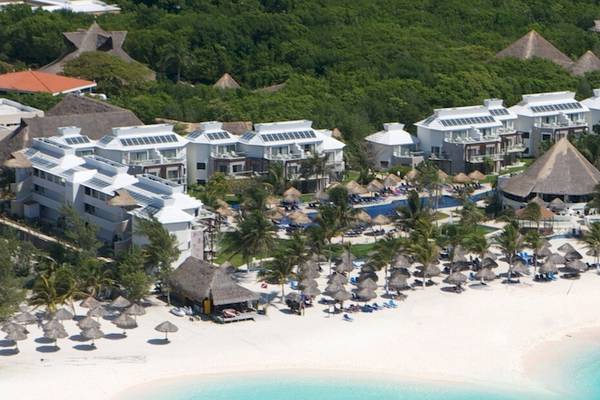 Luftaufnahme des Sandos Caracol Eco Resorts, das an einem weißen Sandstrand und türkisfarbenem Wasser liegt.