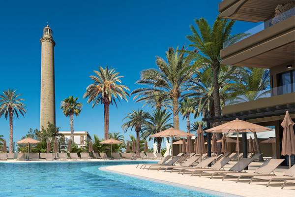 Außenbereich des Faro, a Lopesan Collection Hotel mit Pool, Sonnenliegen und Palmen