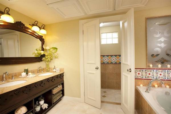 Badezimmer im Sandals Whitehouse European Village & Spa mit zwei Waschbecken, Badewanne und Dusche.