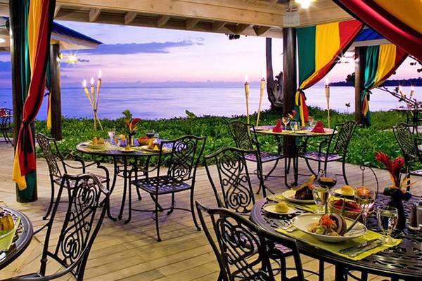 Außenbereich des Sandals Whitehouse European Village & Spa zum Abendessen mit Blick auf den Ozean.