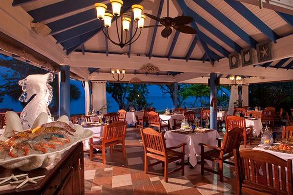 Restaurant des Sandals Whitehouse European Village & Spa mit blauen und weißen Verzierungen.