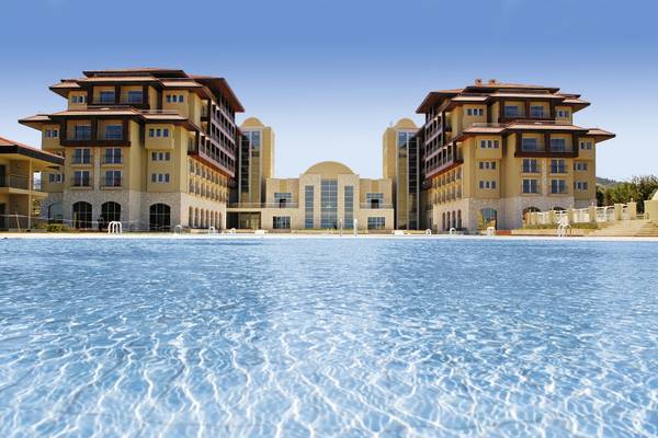 Außenansicht des Radisson Blu Resort & Spa in Cesme mit großem Swimmingpool.