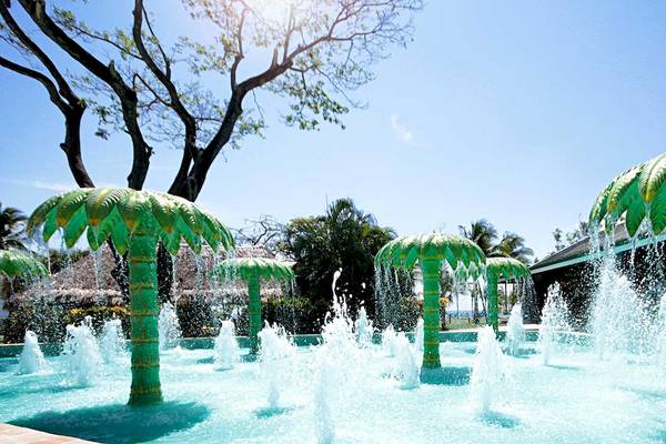 Tropischer Brunnen im Barcelo Tambor Hotel mit Palmen-Designs und Wasserfontaenen.