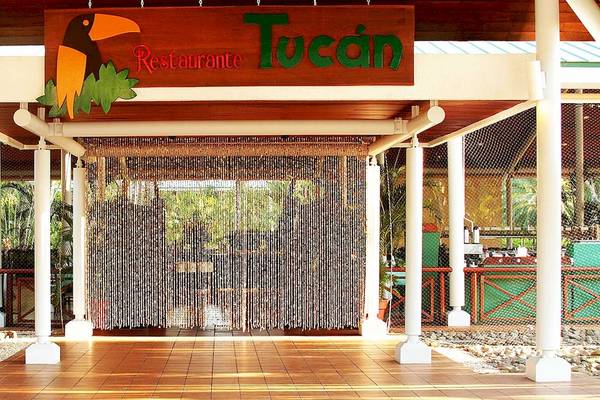 Das Restaurant Tucan im Hotel Barcelo Tambor mit einem Vogellogo und einer Eingangstür.