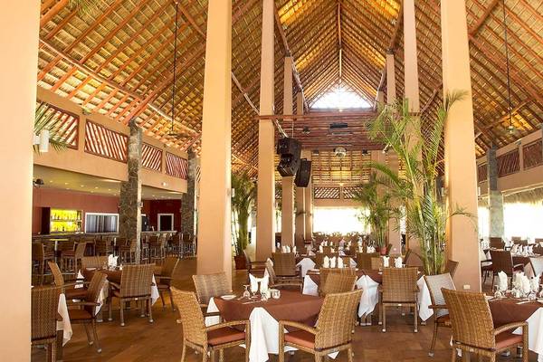 Innenbereich des Restaurants im Barcelo Tambor Hotel mit vielen Tischen und Stühlen.