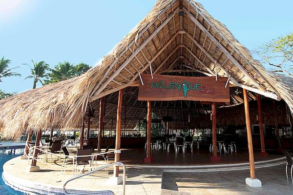Das Außenrestaurant Palenque Bar des Barcelo Tambor Hotels mit Strohdach und vielen Tischen und Stühlen.