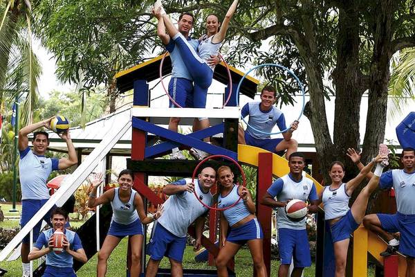 Gruppe junger Athleten des Barcelo Tambor Hotels beim Sport vor einem Spielplatz