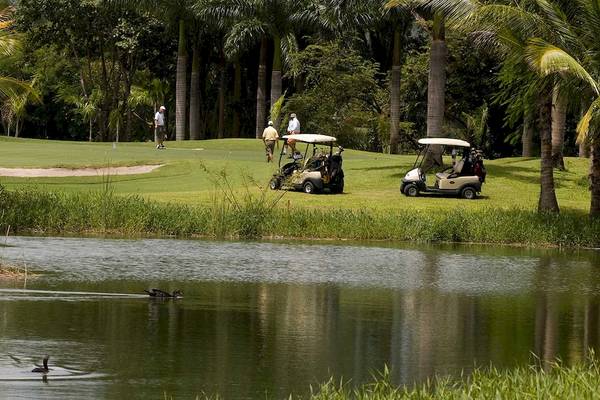 Golfplatz im Barcelo Tambor Hotel mit Enten und Golfern.