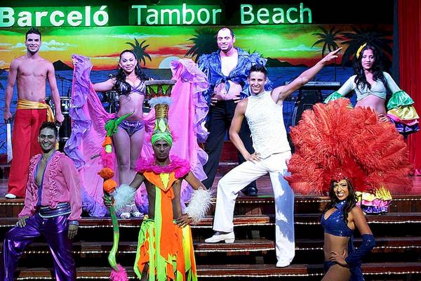 Darsteller des Barcelo Tambor Beach Shows vor bunter Hintergrundkulisse
