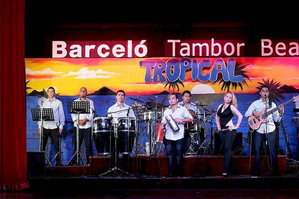 Musikband auf der Bühne im Barcelo Tambor Beach Hotel mit buntem Hintergrund.