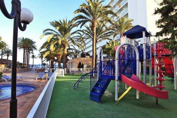 Kinderspielplatz am Strand vor dem Ibiza Twins Hotel