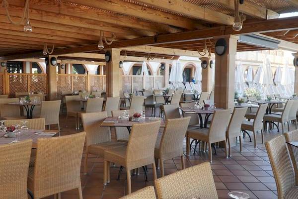 Innenbereich des Blau Punta Reina Hotels mit Holzdecken und geometrischen Mustern.