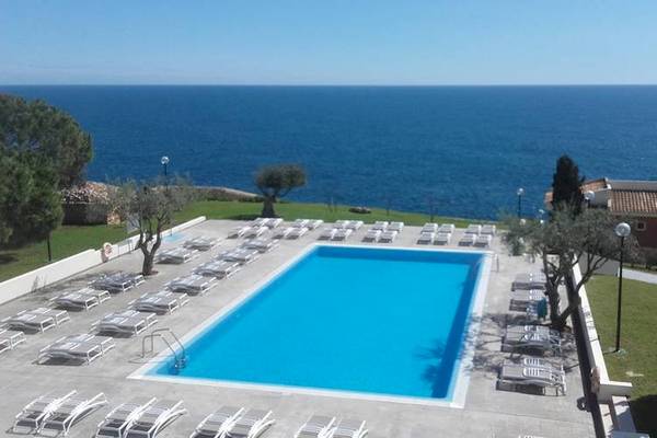 Blau Punta Reina Hotel Pool mit Blick auf das Meer und Sonnenliegen