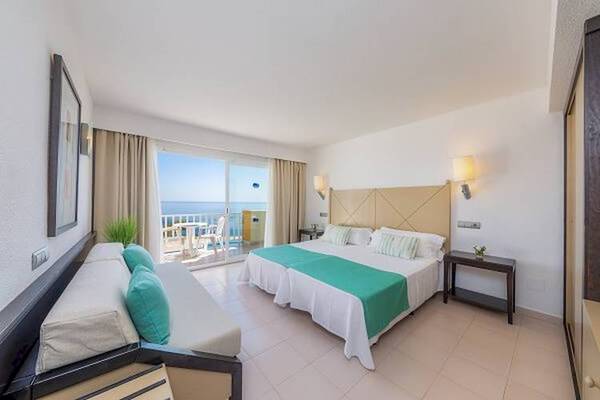 Hotelzimmer mit Meerblick im Blau Punta Reina Hotel mit Balkon und komfortablen Betten.