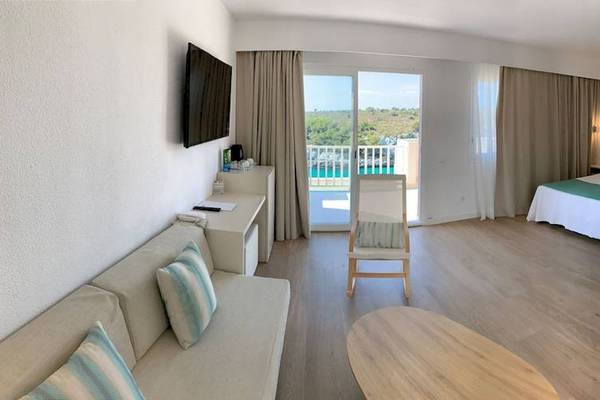 Hotelzimmer im Blau Punta Reina mit Doppelbett, Couch, Schreibtisch und Balkon