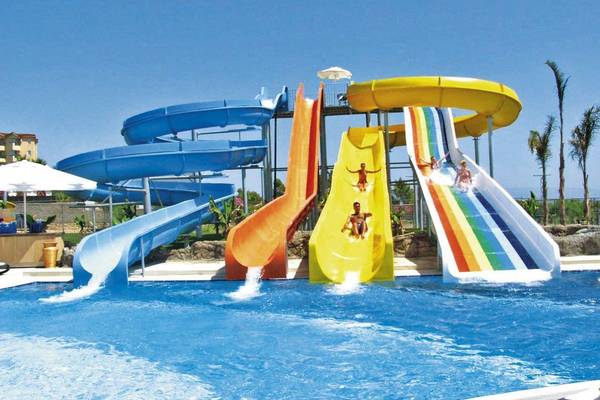 Mehrere bunte Wasserrutschen im Freibad des Sunis Kumköy Beach Resort & Spa.