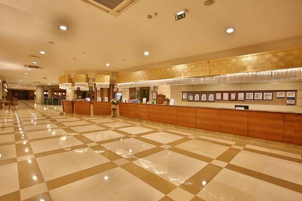 Empfangsbereich des Sunis Kumköy Beach Resort & Spa mit Marmorboden und Rezeptionstresen.