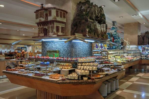 Buffet-Tisch im Sunis Kumköy Beach Resort & Spa mit einer Vielzahl von Desserts.