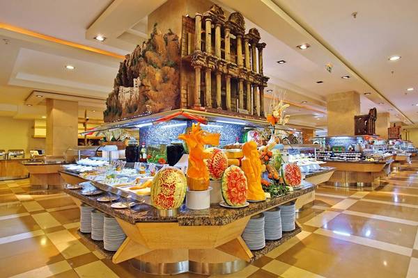 Buffet im Sunis Kumköy Beach Resort & Spa mit dekorierten Früchten und kunstvollen Speisen.