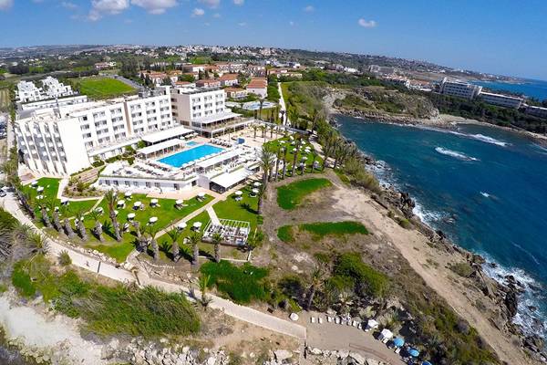 Luftaufnahme des Queens Bay Hotels mit Pool und Meerblick