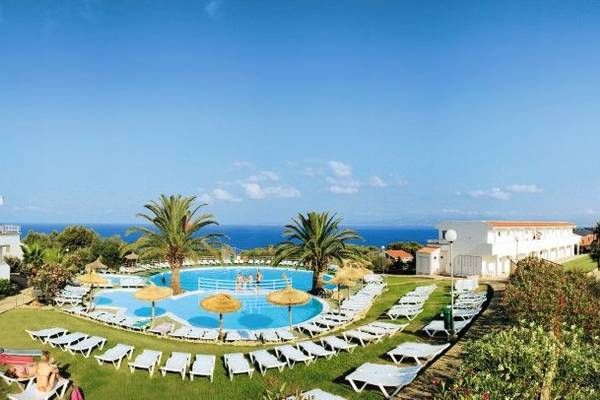 Luftaufnahme des Sun Club El Dorado Resorts mit Swimmingpool, Sonnenliegen und Palmen.