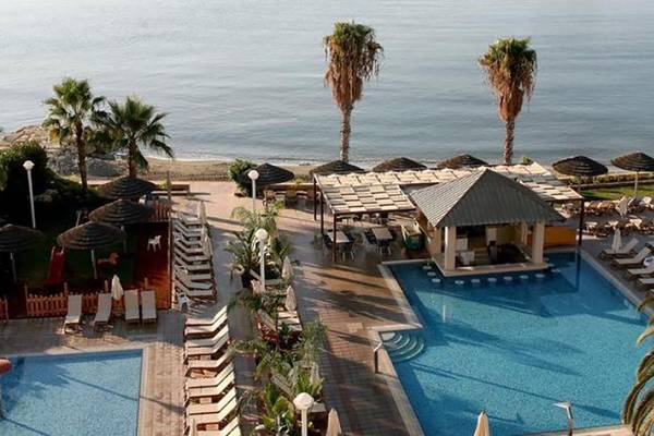 Ausblick auf das Schwimmbad und den Strand des Atlantica Miramare Beach Hotels.
