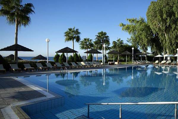 Außenpool mit Sonnenliegen und Sonnenschirmen am Atlantica Miramare Beach Hotel